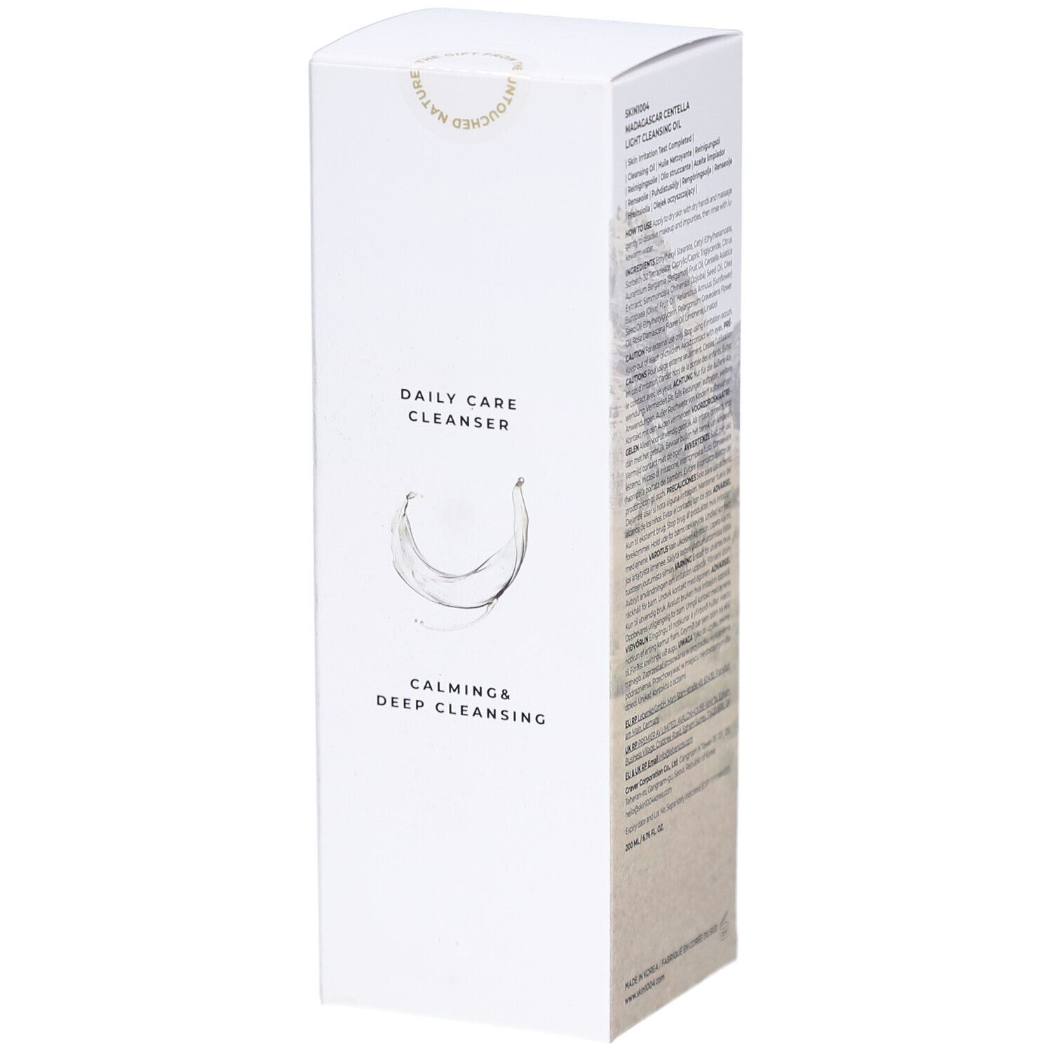 Weiße Produktverpackung mit Text. Enthält "DAILY CARE CLEANSER" und "CALMING & DEEP CLEANSING".