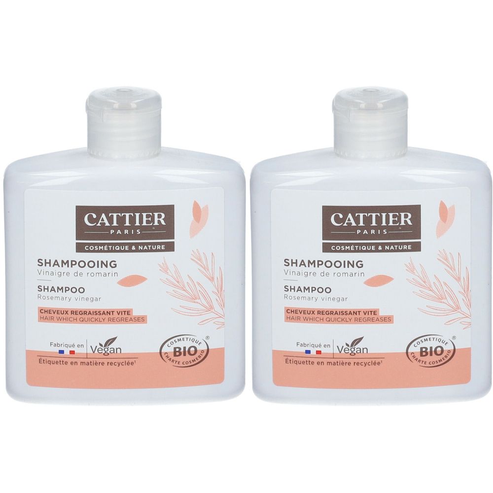 Zwei weiße Shampoo-Flaschen mit Etiketten. Aufschrift: CATTIER PARIS, Shampooing, Vinaigre de romarin, BIO-Zertifizierung, Vegan.