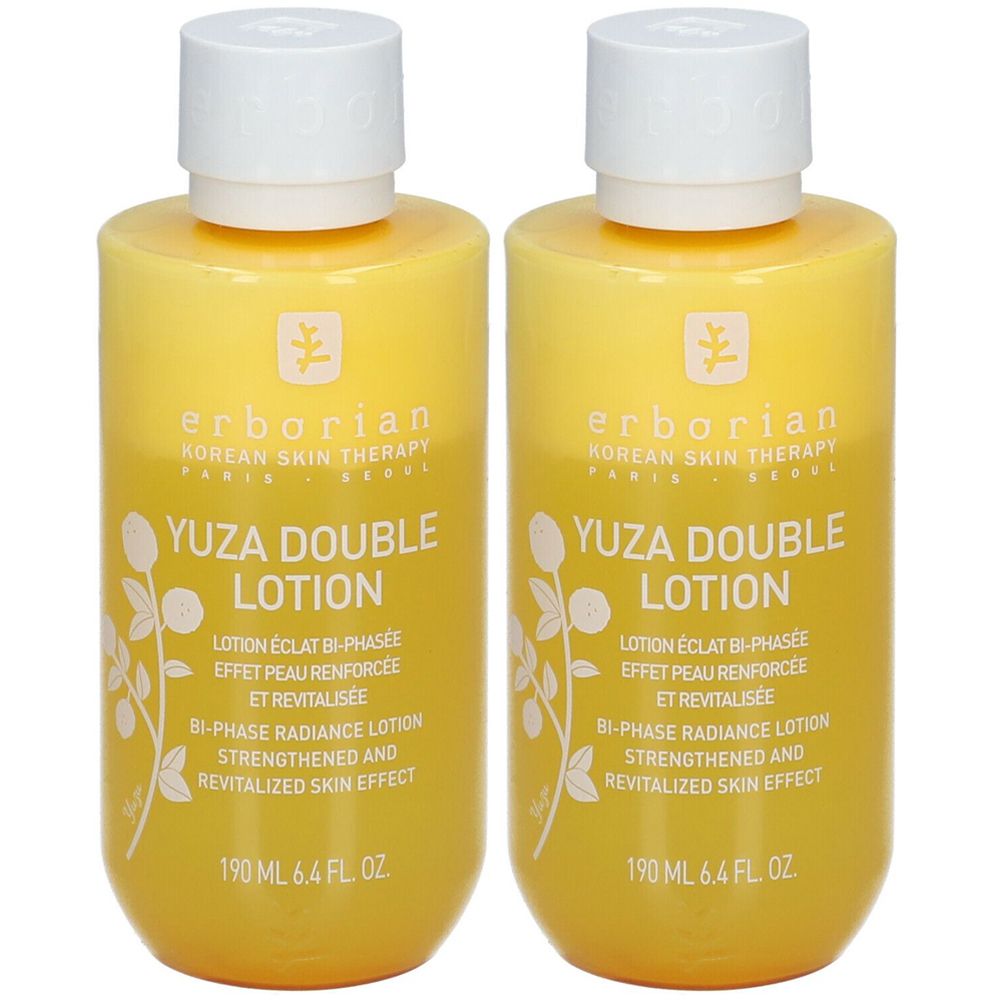 Zwei Flaschen Yuza Double Lotion. Gelbe Flüssigkeit in zylindrischen Flaschen mit weißem Deckel. Aufschrift: Erborian, Yuza Double Lotion.