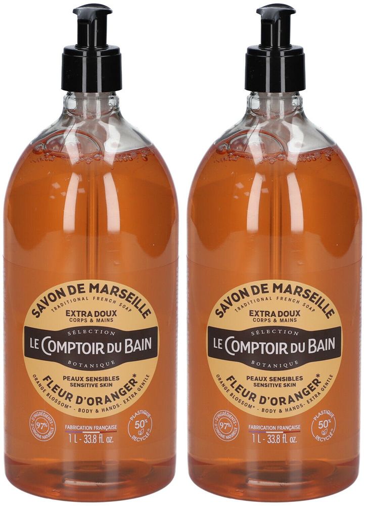 Zwei Flaschen Savon de Marseille mit Orangenblüten. Transparente Flaschen mit schwarzem Pumpkopf. Aufschrift: LE COMPTOIR DU BAIN.