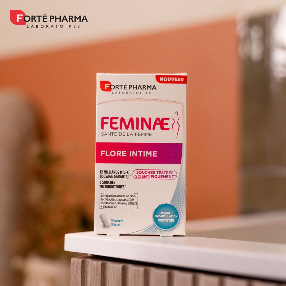 Boîte Feminae Flore Intime. 15 gélules. 3 souches probiotiques. Nouveau. Sur surface blanche.