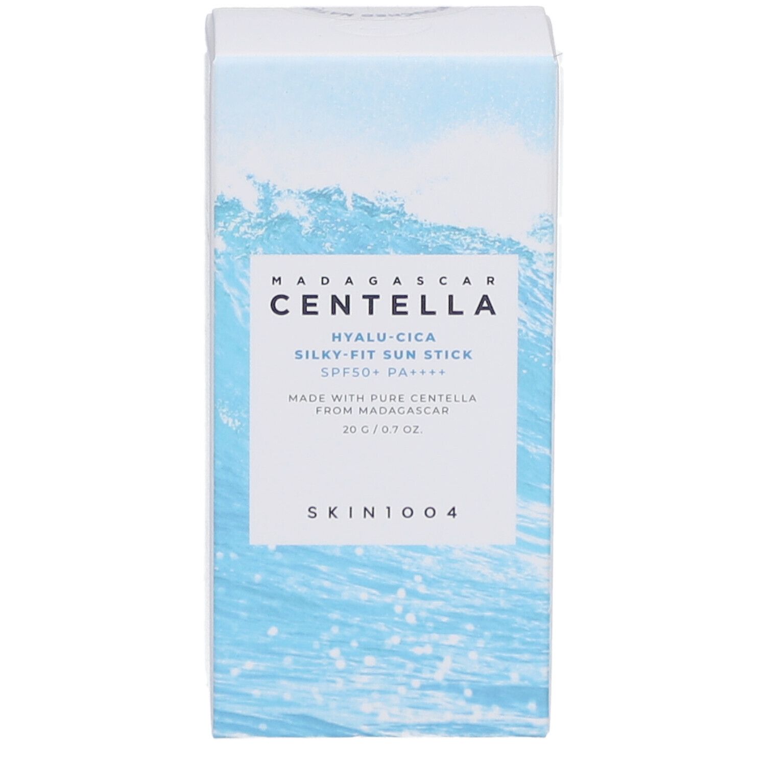 Weißer Karton mit Produktinformationen. Text: MADAGASCAR CENTELLA, Hyalu-Cica, Silky-Fit Sun Stick SPF50+ PA++++, 20g/0.7 oz.