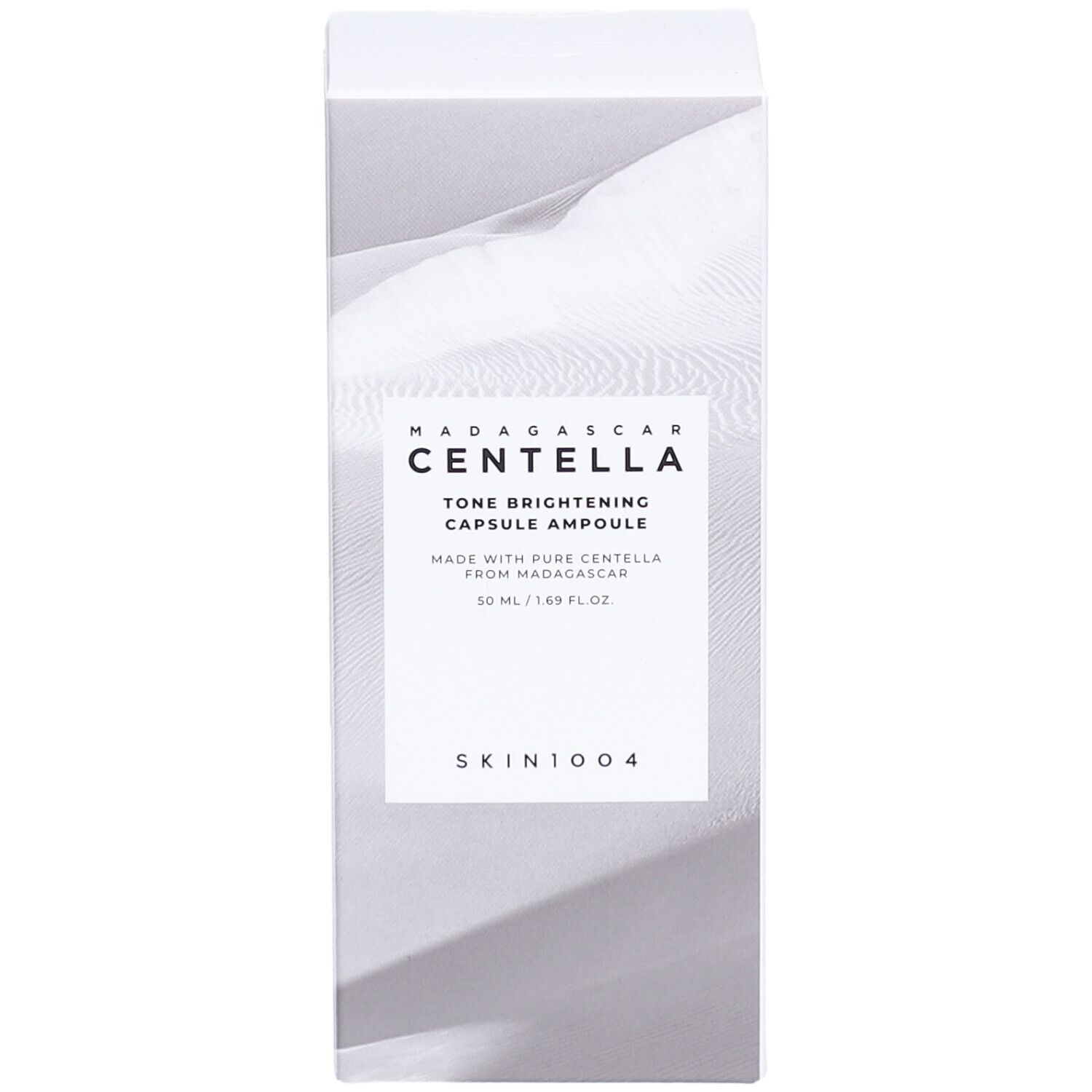 Weiße Verpackung mit Produktinformationen. Text: MADAGASCAR CENTELLA Tone Brightening Capsule Ampoule. SKIN1004 Logo.