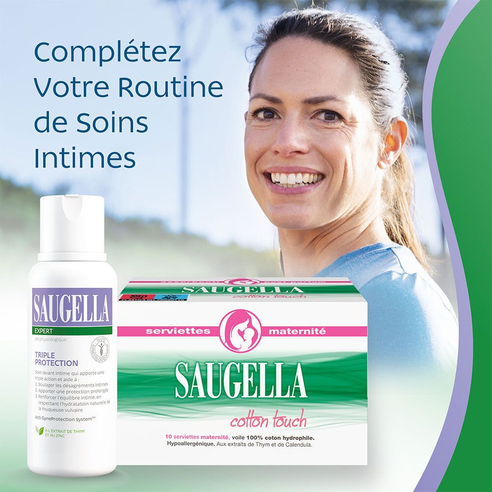 Femme souriante. Flacon Saugella Triple Protection et serviettes Saugella Cotton Touch. Fond vert.