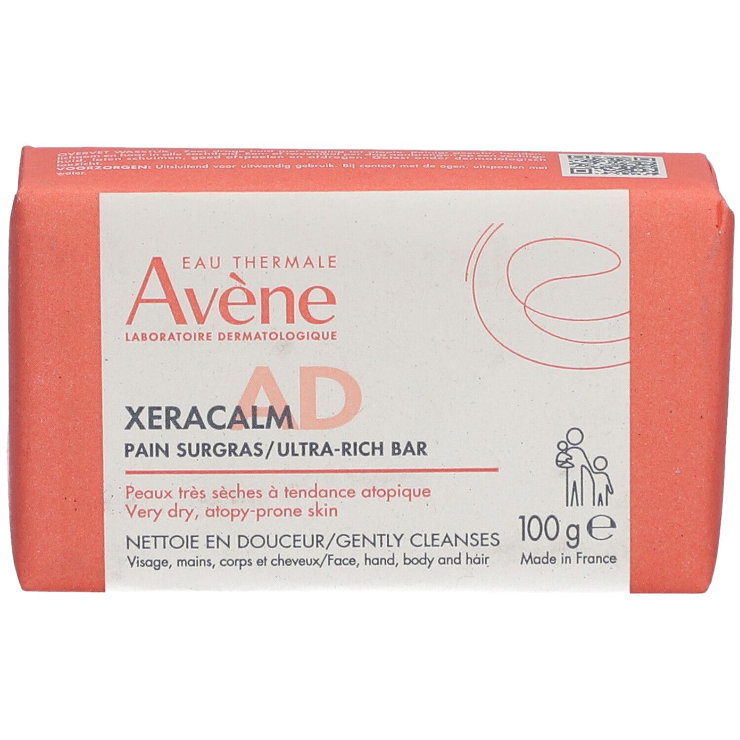 Emballage d'un pain surgras Avene XeraCalm AD. Inscription: 100g. Pour peaux très sèches à tendance atopique. Fabriqué en France.