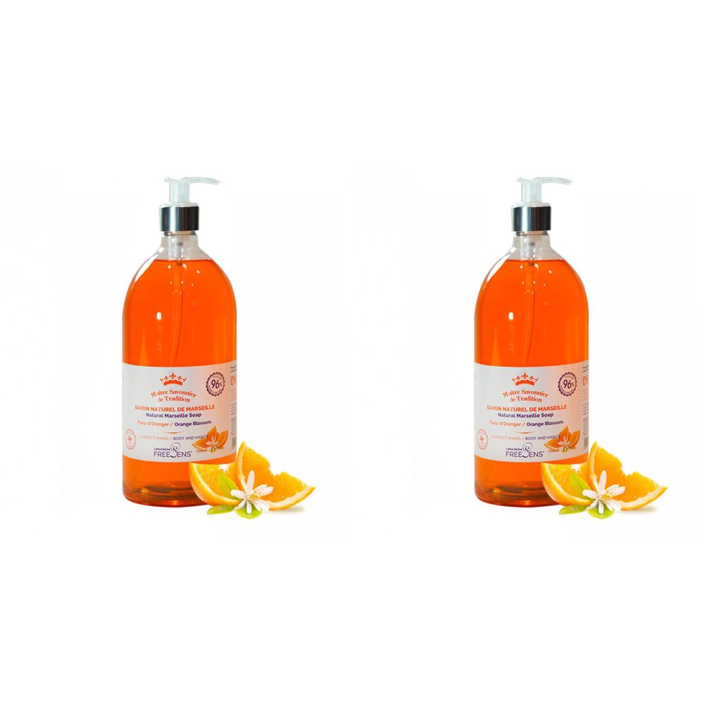 Zwei Flaschen Flüssigseife mit Orangenblüten-Motiv. Jede Flasche hat einen Spender und ein Etikett. Daneben Orangenstücke.