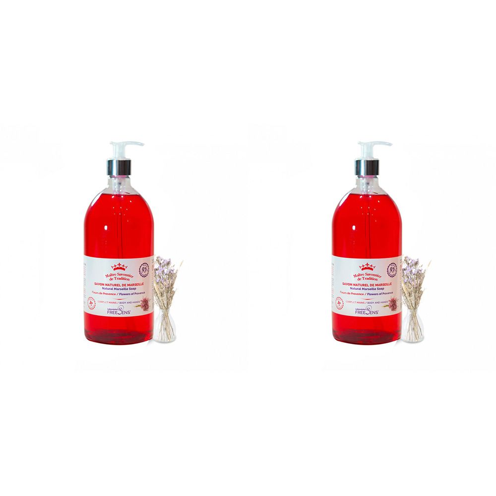 Zwei Flaschen mit roter Flüssigkeit und Dosierpumpe. Aufkleber mit Text. Daneben ein Strauß getrockneter Blumen.