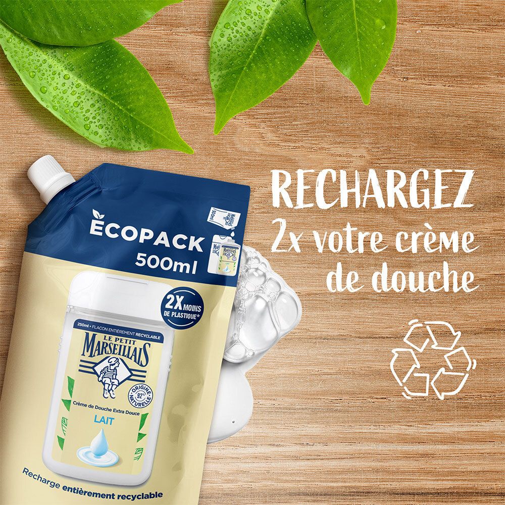 Navulverpakking douchecrème. Op hout met bladeren. Tekst: RECHARGEZ 2x votre crème de douche. Recycling symbool.