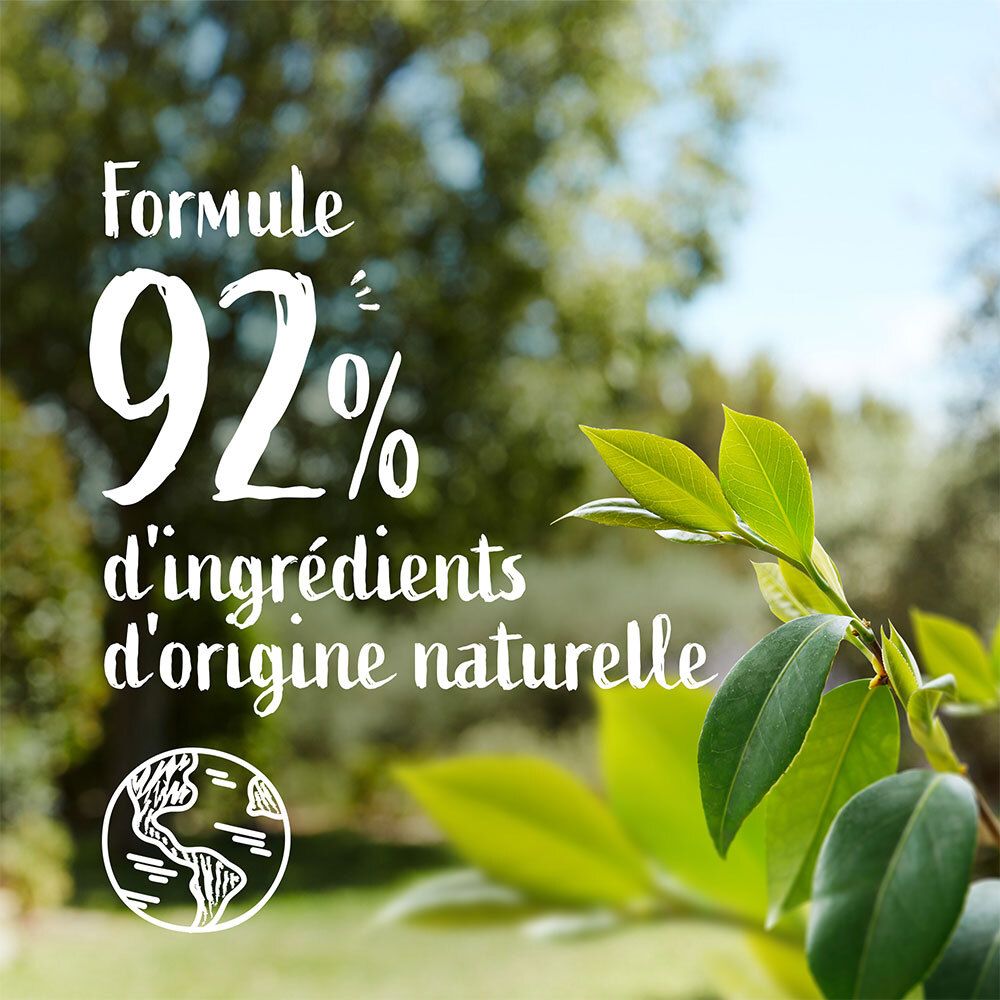 Groene bladeren. Tekst: Formule 92% d'ingrédients d'origine naturelle. Aardbol symbool.