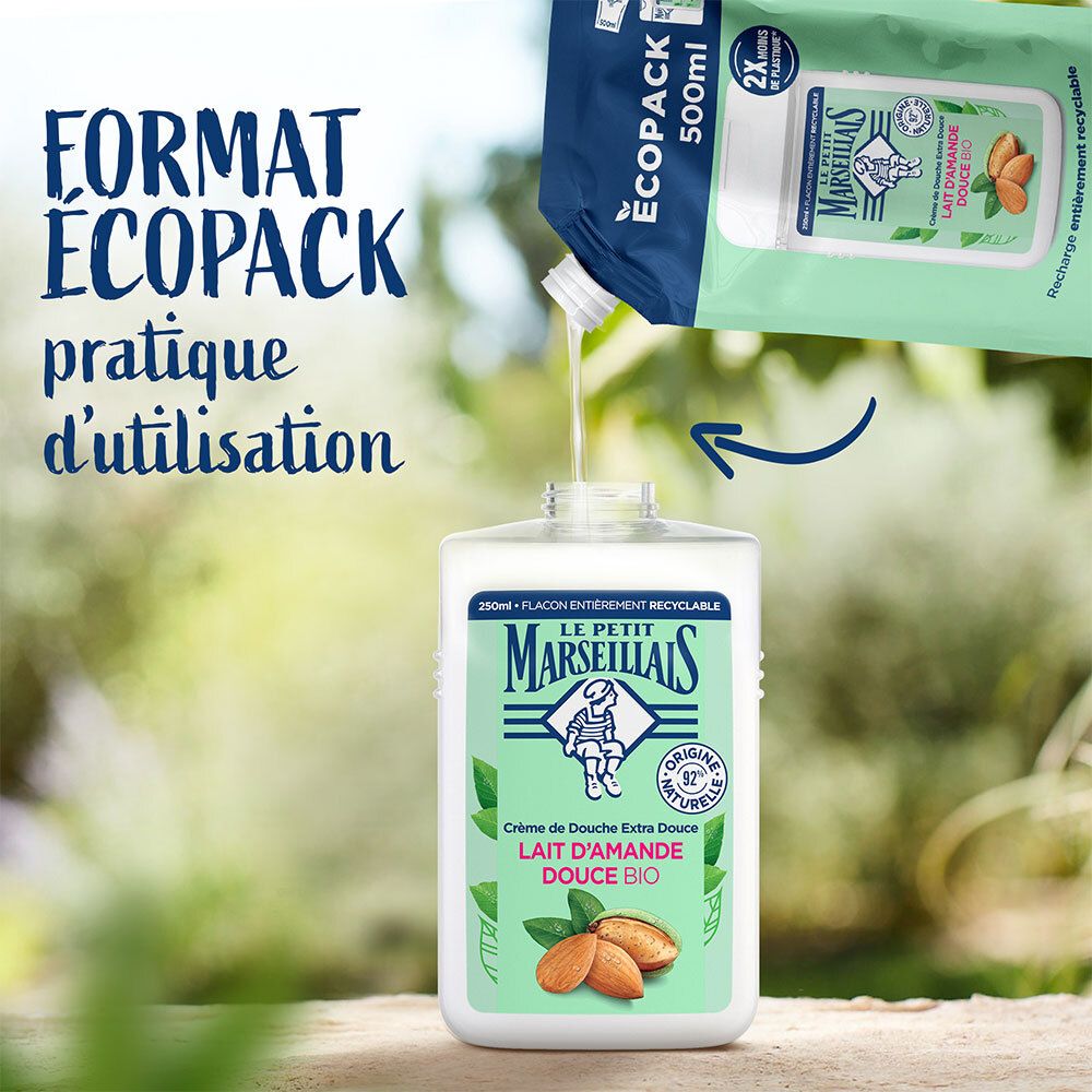 Douchecrème wordt in een fles gegoten. Tekst: 'ECOPACK-formaat, praktisch in gebruik'.