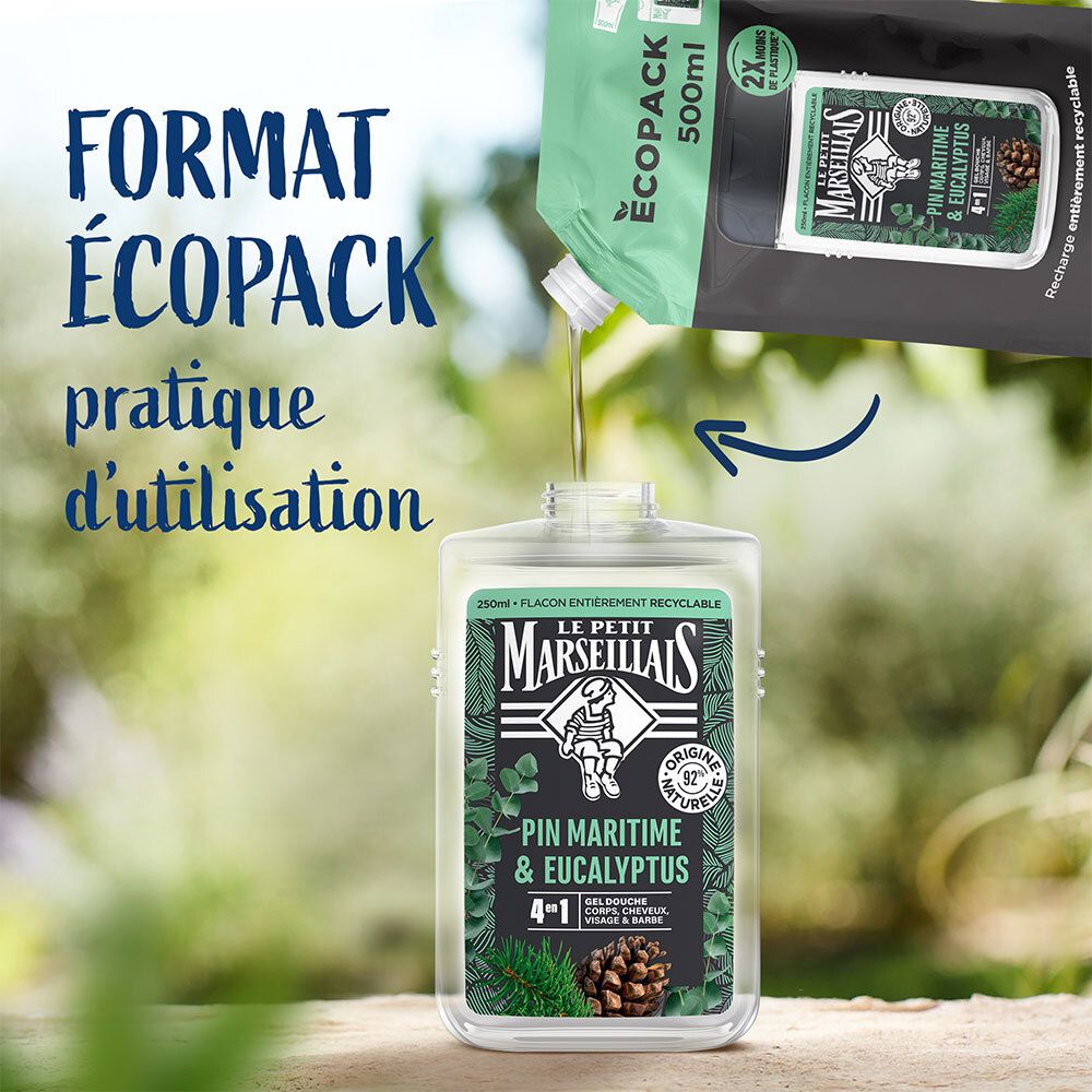 Douchegel wordt in een fles gegoten. Opschrift: Le Petit Marseillais, Pin Maritime & Eucalyptus, 4-in-1. Formaat ÉCOPACK.