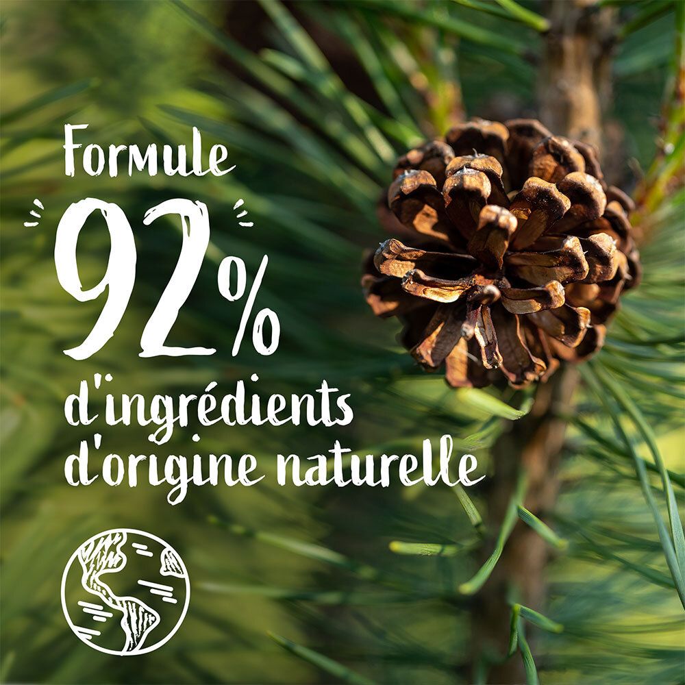 Dennenappel op dennennaalden. Opschrift: 92% d'ingrédients d'origine naturelle. Wereldbolsymbool.