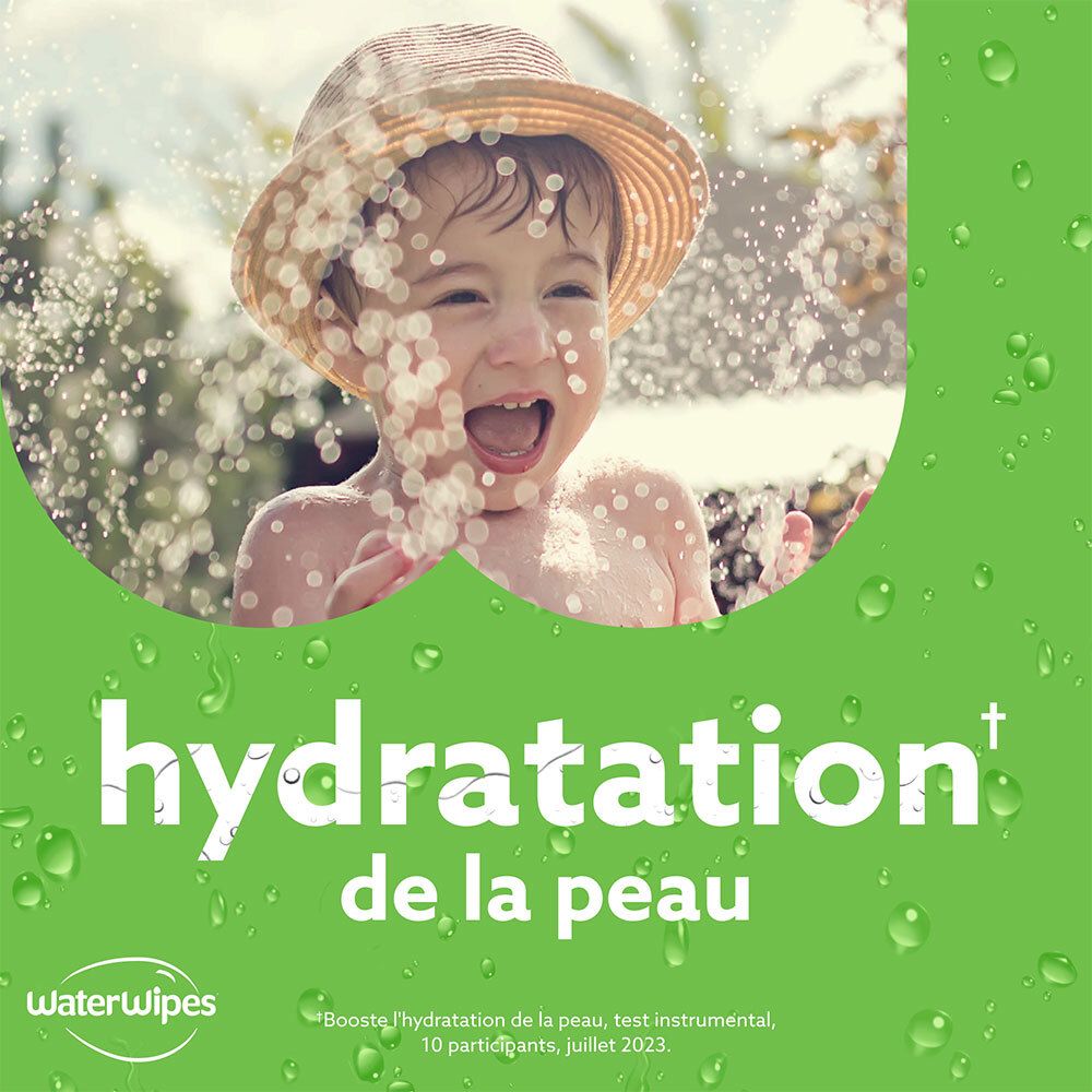 Kind unter Wasserstrahlen. Text: Hydratation de la peau. WaterWipes-Logo.