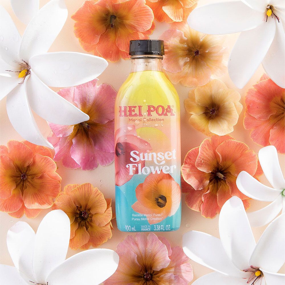 Flasche HEI POA Monoi Sonnenuntergang Blume, umgeben von Blumen. Florales Arrangement. Schwarzer Deckel.
