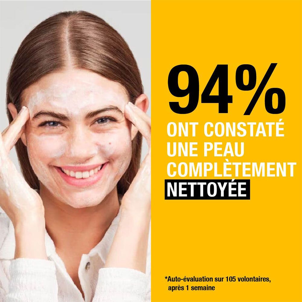 Femme se lave le visage avec de la mousse. Fond jaune avec texte: 94% ont constaté une peau complètement nettoyée.