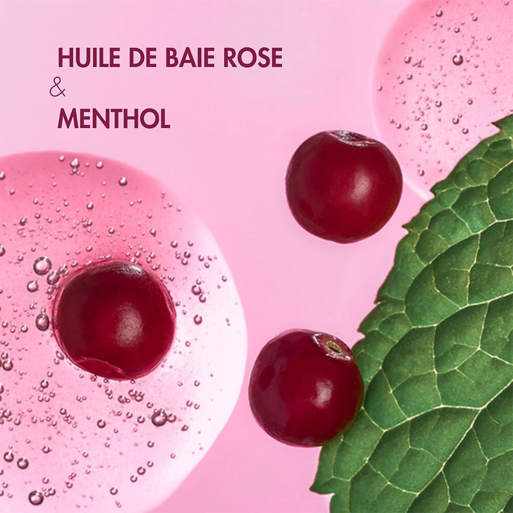 Nahaufnahme von roten Beeren und Minzblättern in einer durchsichtigen Flüssigkeit, die an das Melvita Duschgel erinnert.