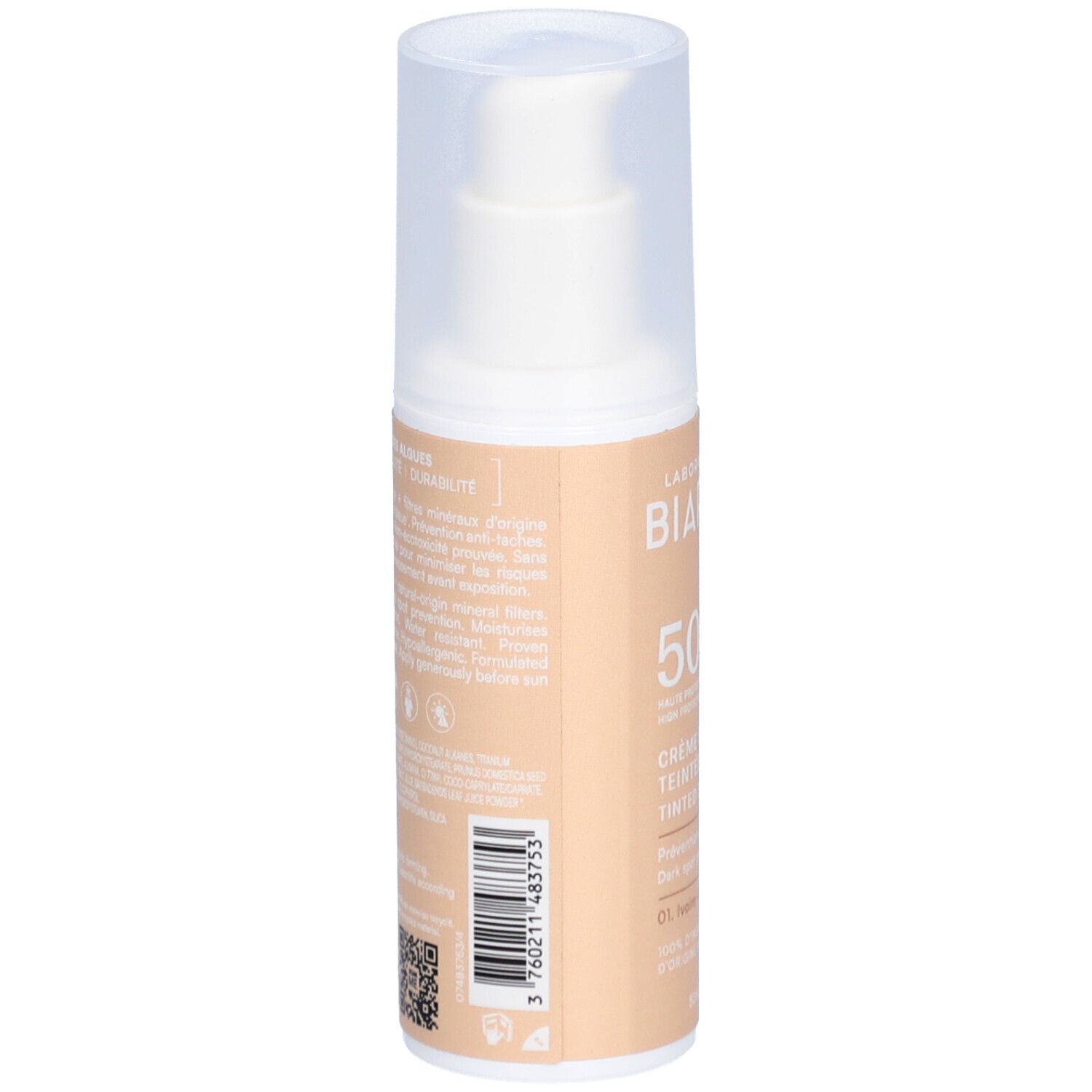 Rückseite der getönten Sonnencreme-Flasche. Textinformationen und Barcode. Beige-farbener Hintergrund.