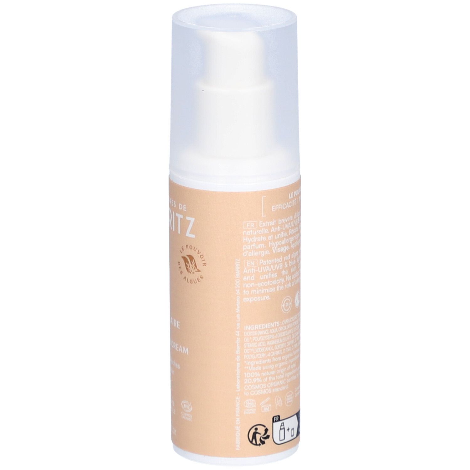 Rückseite der getönten Sonnencreme-Flasche. Textinformationen und Logos. Beige-farbener Hintergrund.