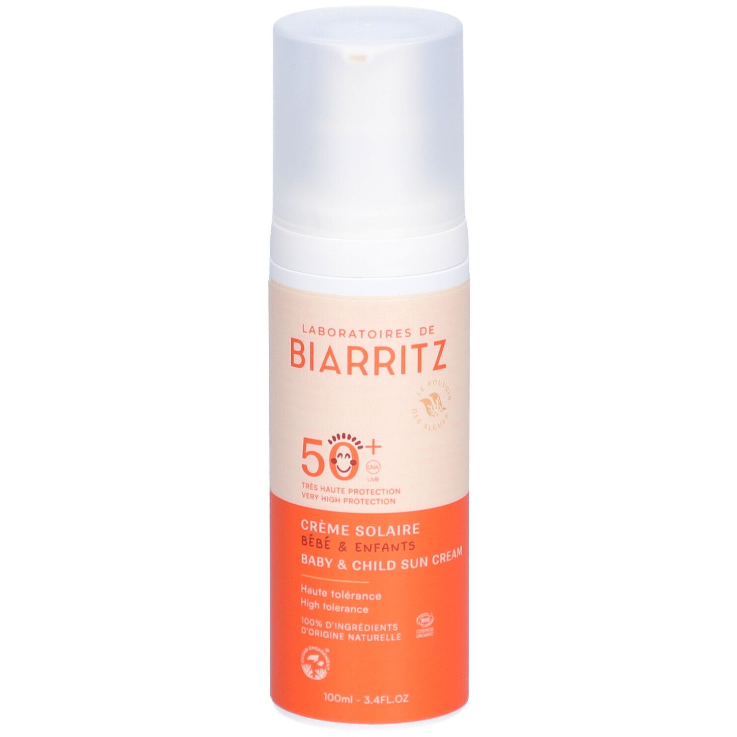 Sonnencreme-Flasche. Weißer Spender, orangefarbener unterer Teil. Aufschrift: LABORATOIRES DE BIARRITZ, SPF50+, Crème Solaire Bébé & Enfants.