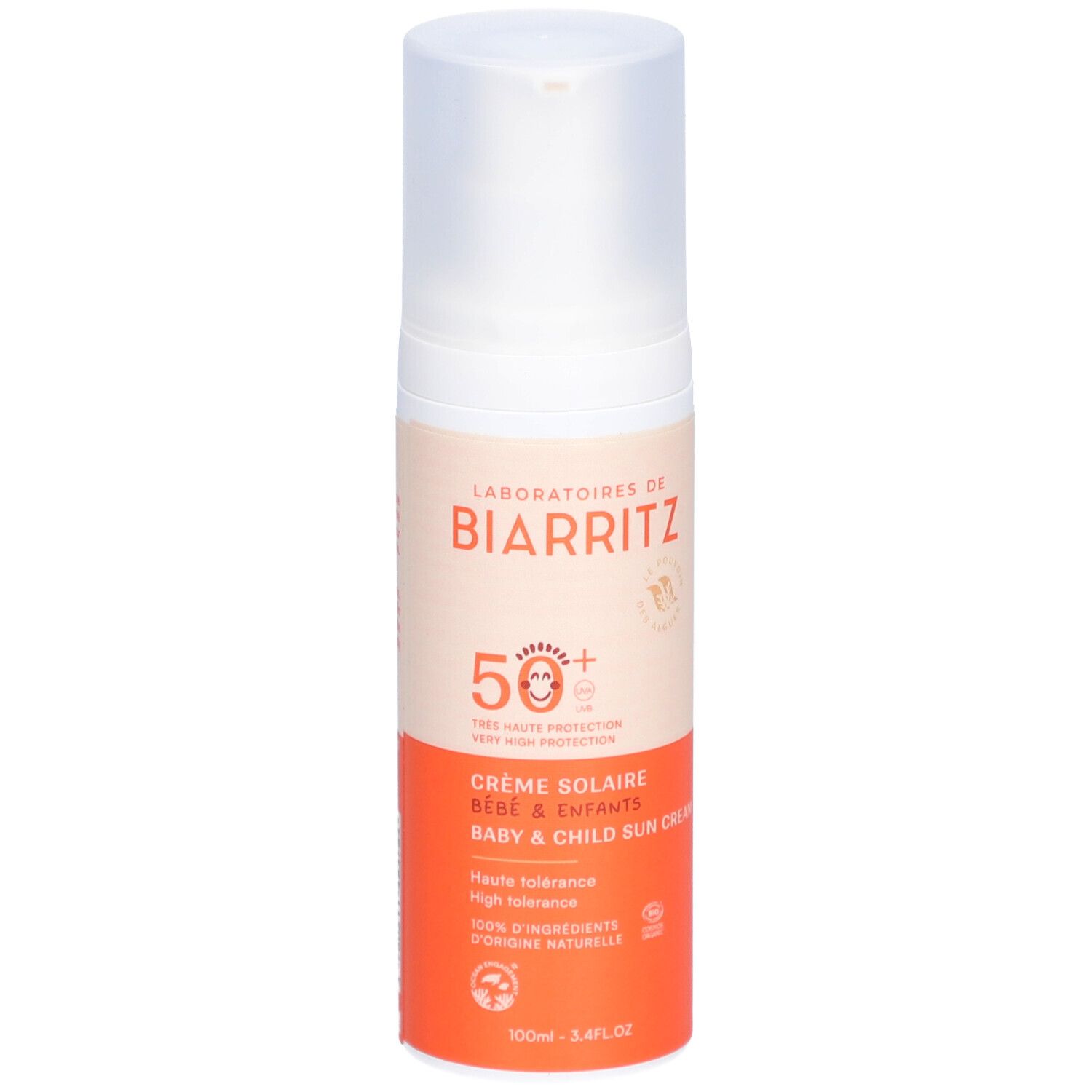 Sonnencreme-Flasche. Weißer Spender, orangefarbener unterer Teil. Aufschrift: LABORATOIRES DE BIARRITZ, SPF50+, Crème Solaire Bébé & Enfants.