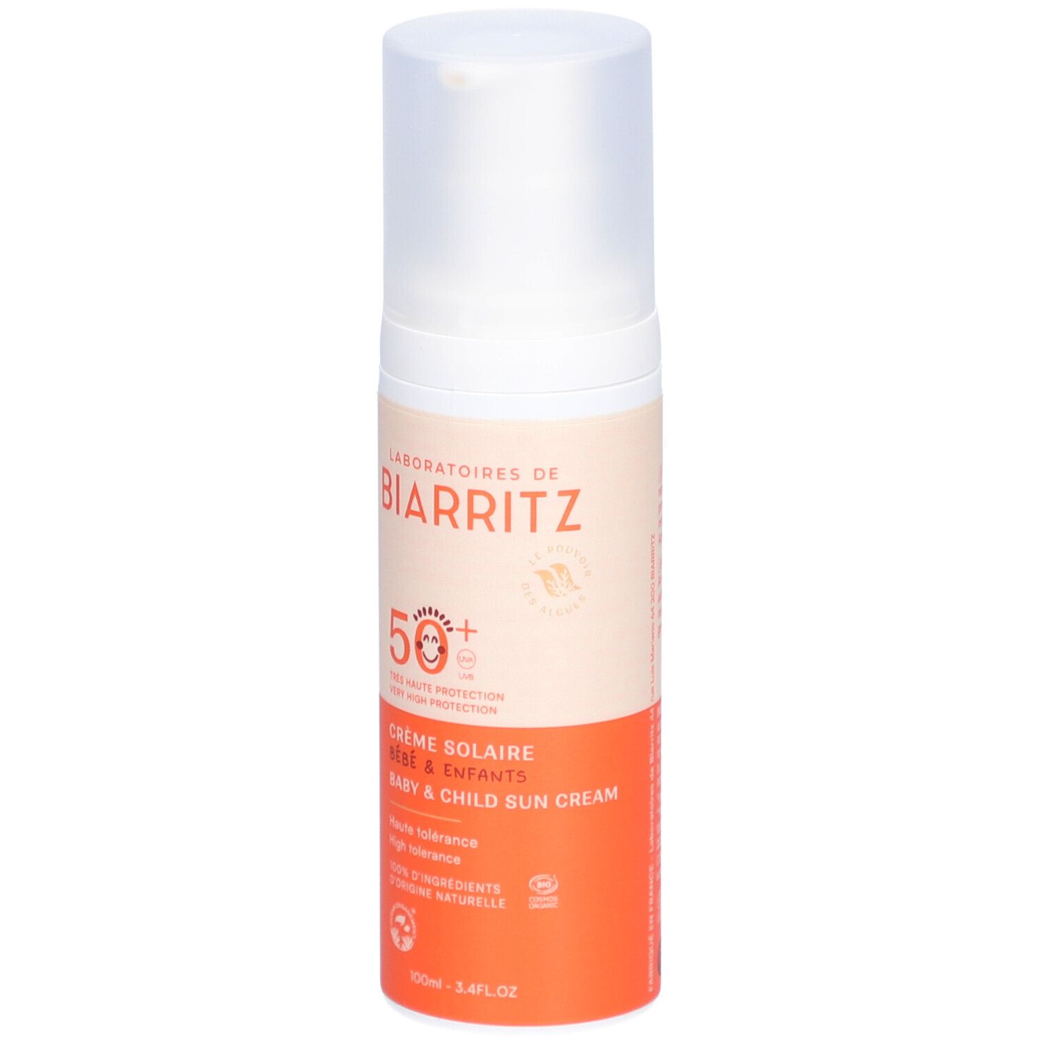 Sonnencreme-Flasche. Weißer Spender, orangefarbener unterer Teil. Aufschrift: LABORATOIRES DE BIARRITZ, SPF50+, Crème Solaire Bébé & Enfants.