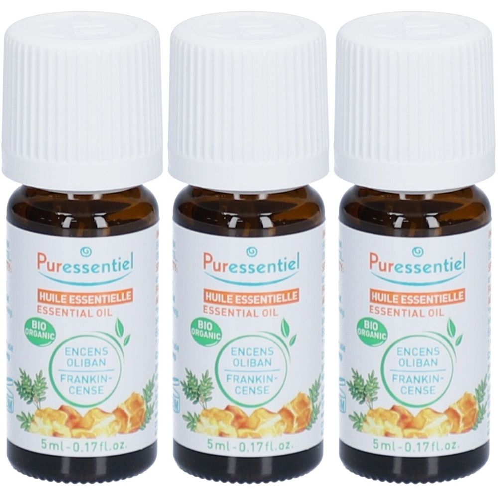 Drei Fläschchen mit weißem Deckel. Aufschrift: Puressentiel, Huile Essentielle, Encens Oliban Frankincense, Bio. Braune Glasflaschen.