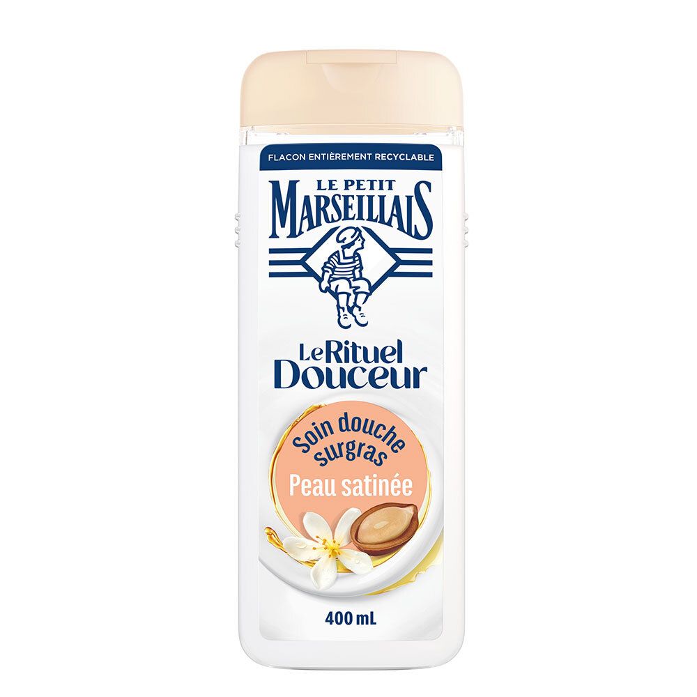 Flacon blanc, bouchon beige. Inscriptions: Le Petit Marseillais, Le Rituel Douceur, Soin douche surgras Peau satinée. 400 ml.