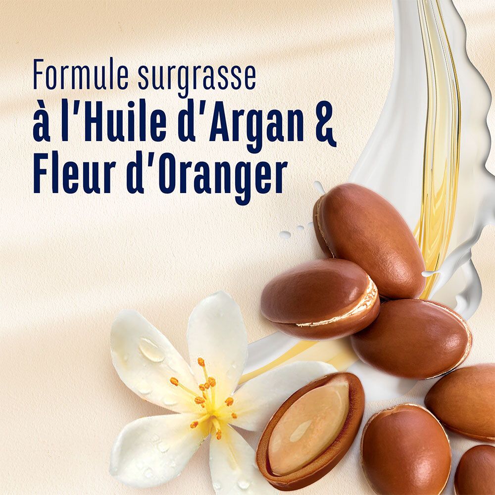 Gros plan sur des amandes d'argan et des fleurs d'oranger. Texte: Formule surgrasse à l'Huile d'Argan & Fleur d'Oranger.
