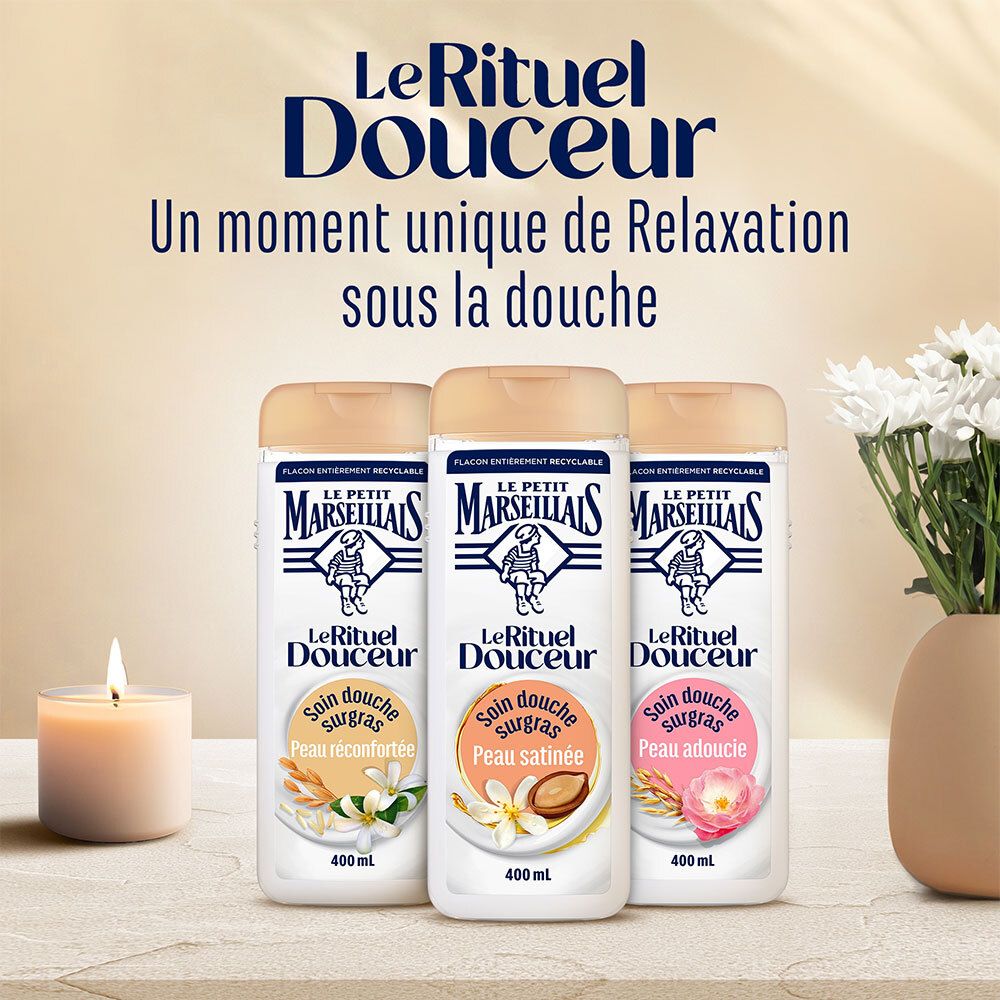 Trois flacons côte à côte. Texte: Le Rituel Douceur. Bougie et fleurs.