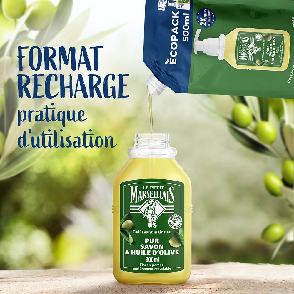 Navulling giet handwasgel in een fles. Tekst: "FORMAT RECHARGE pratique d'utilisation".