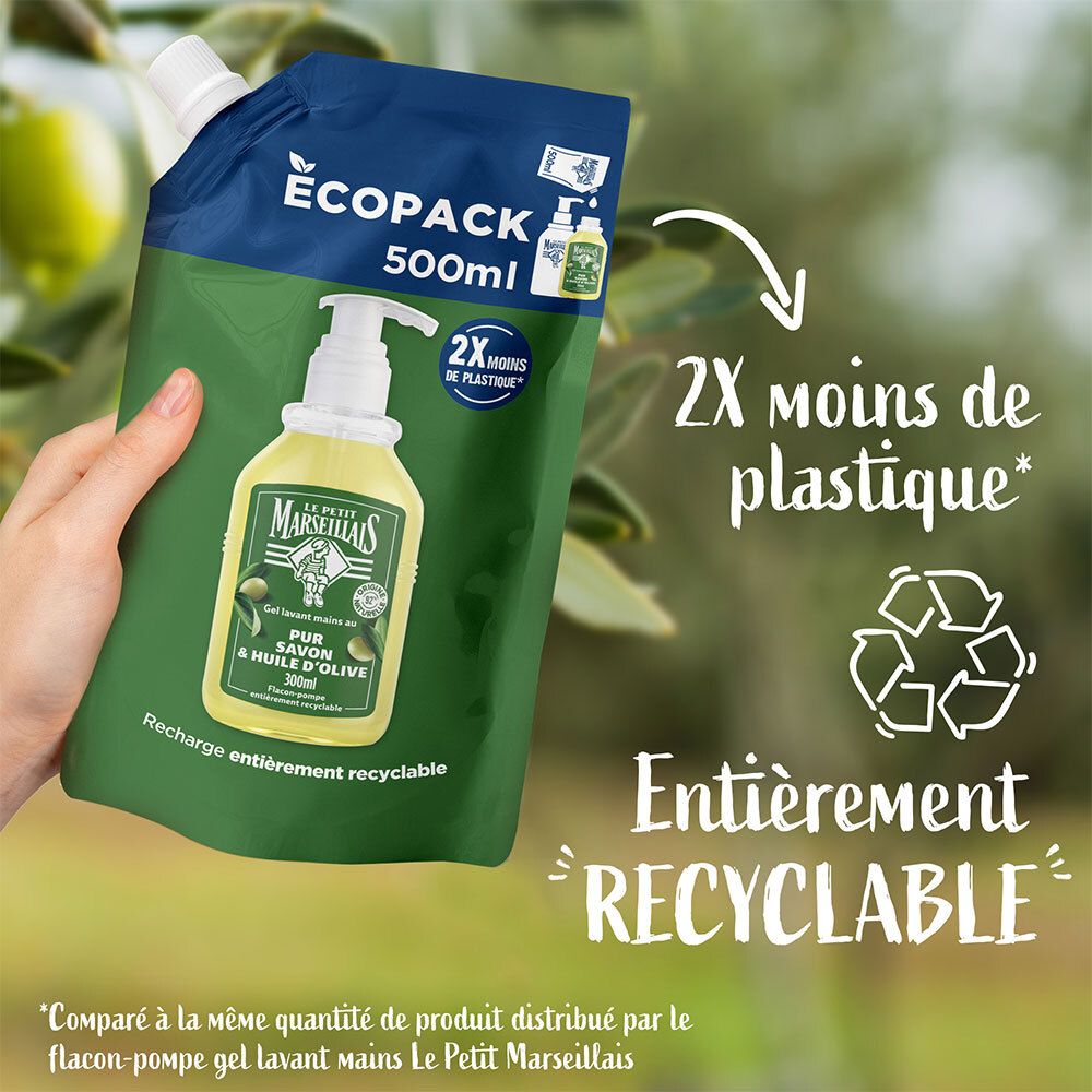 Hand houdt navulling vast. Tekst: "2X moins de plastique". Recycling symbool. "Entièrement RECYCLABLE".
