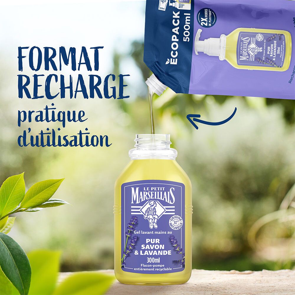 Recharge verse du gel lavant mains dans un flacon. Texte: FORMAT RECHARGE pratique d'utilisation.
