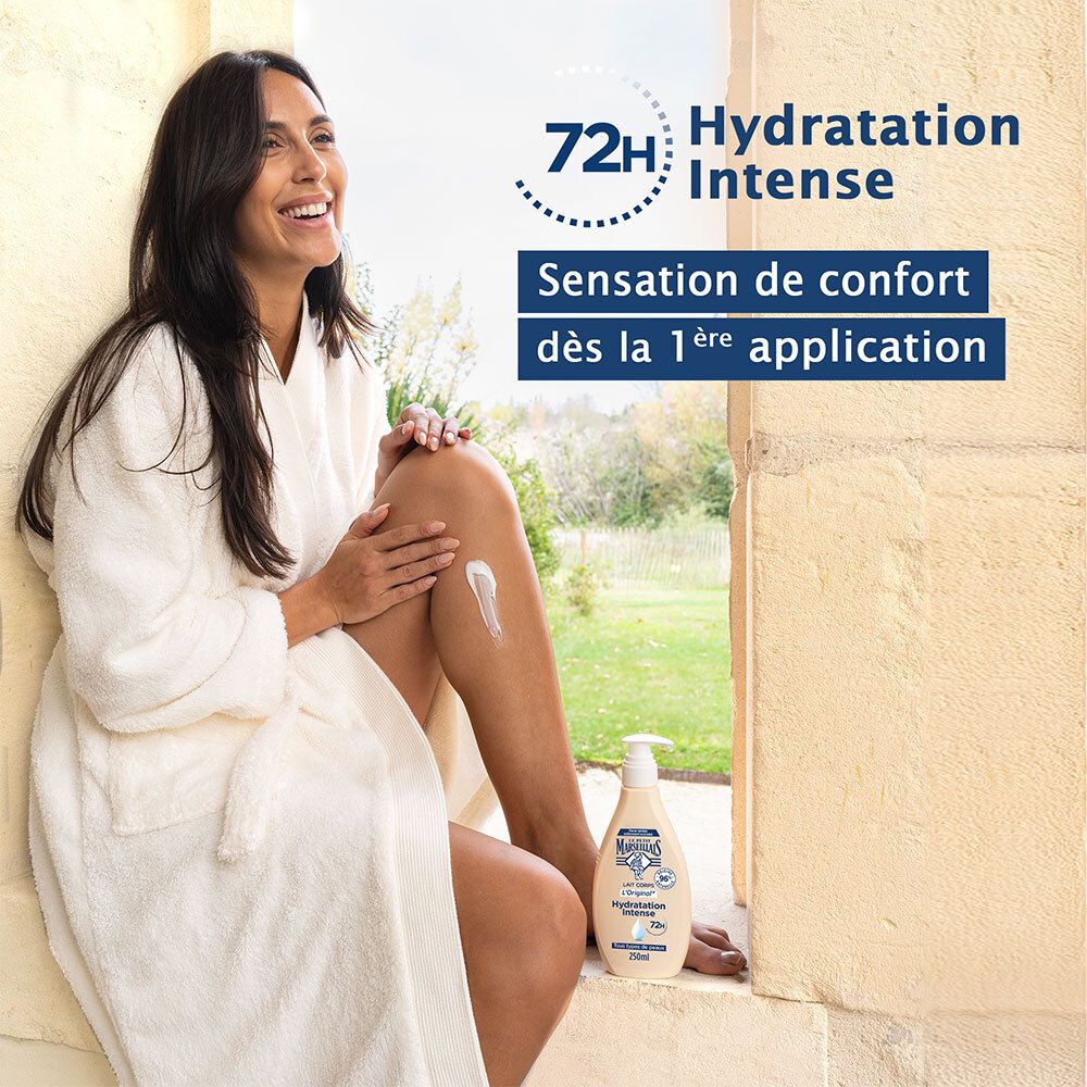 Femme en peignoir assise. Flacon avec pompe, inscription : Lait Corps L'Original, Hydratation Intense, 72H. 250ml.