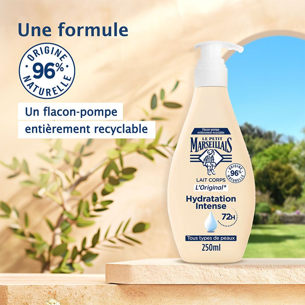 Flacon beige avec pompe. Inscription : Lait Corps L'Original, Hydratation Intense, 72H. 250ml. Sur fond bleu et vert.