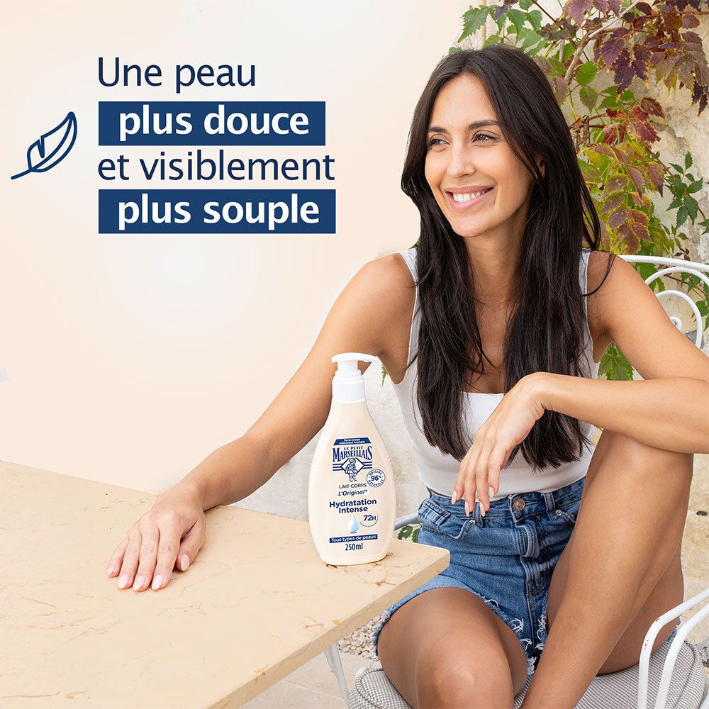Femme assise. Flacon avec pompe, inscription : Lait Corps L'Original, Hydratation Intense, 72H. 250ml.
