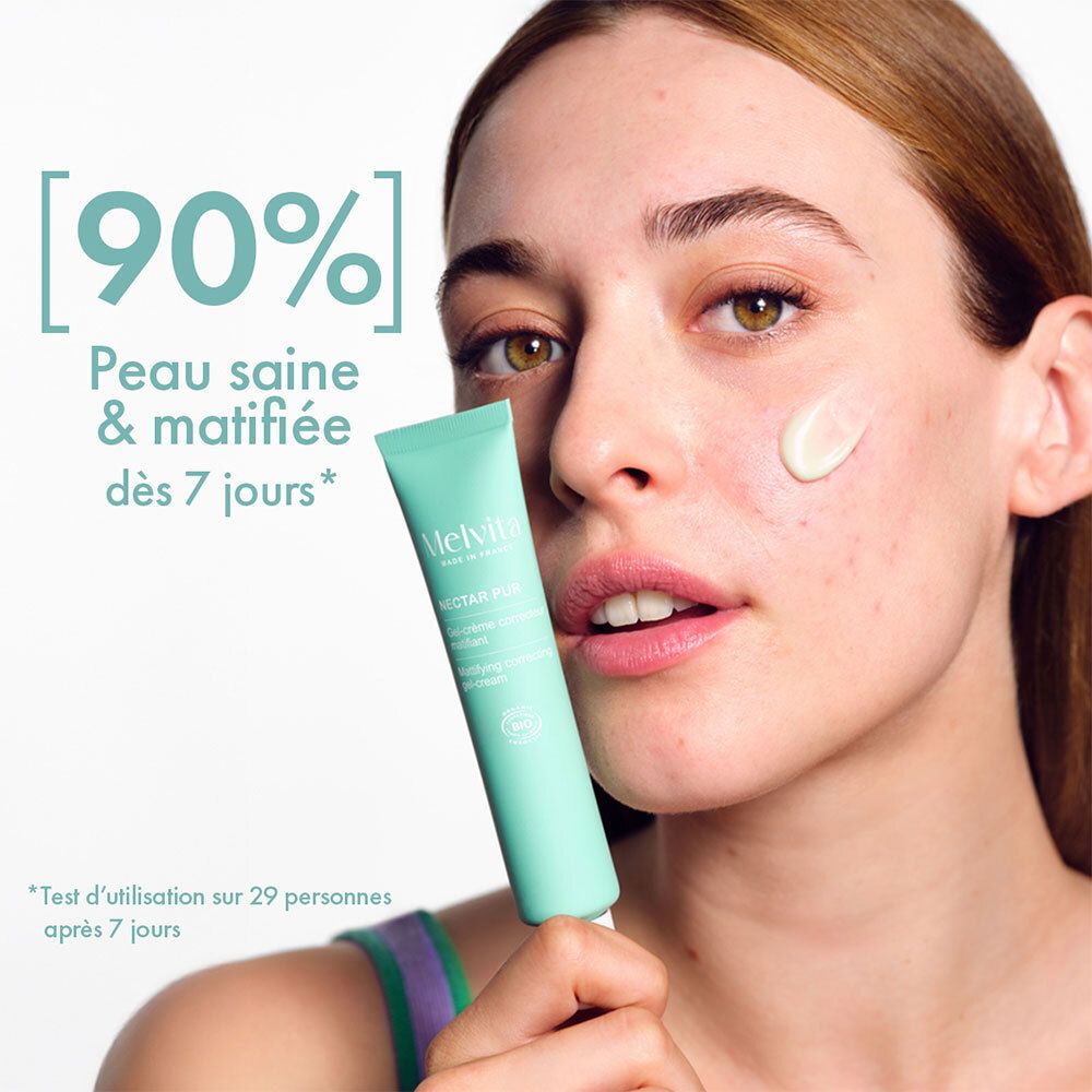 Frau hält Tube. Auf der Haut wird Creme aufgetragen. Text: 90% gesunde & mattierte Haut nach 7 Tagen.