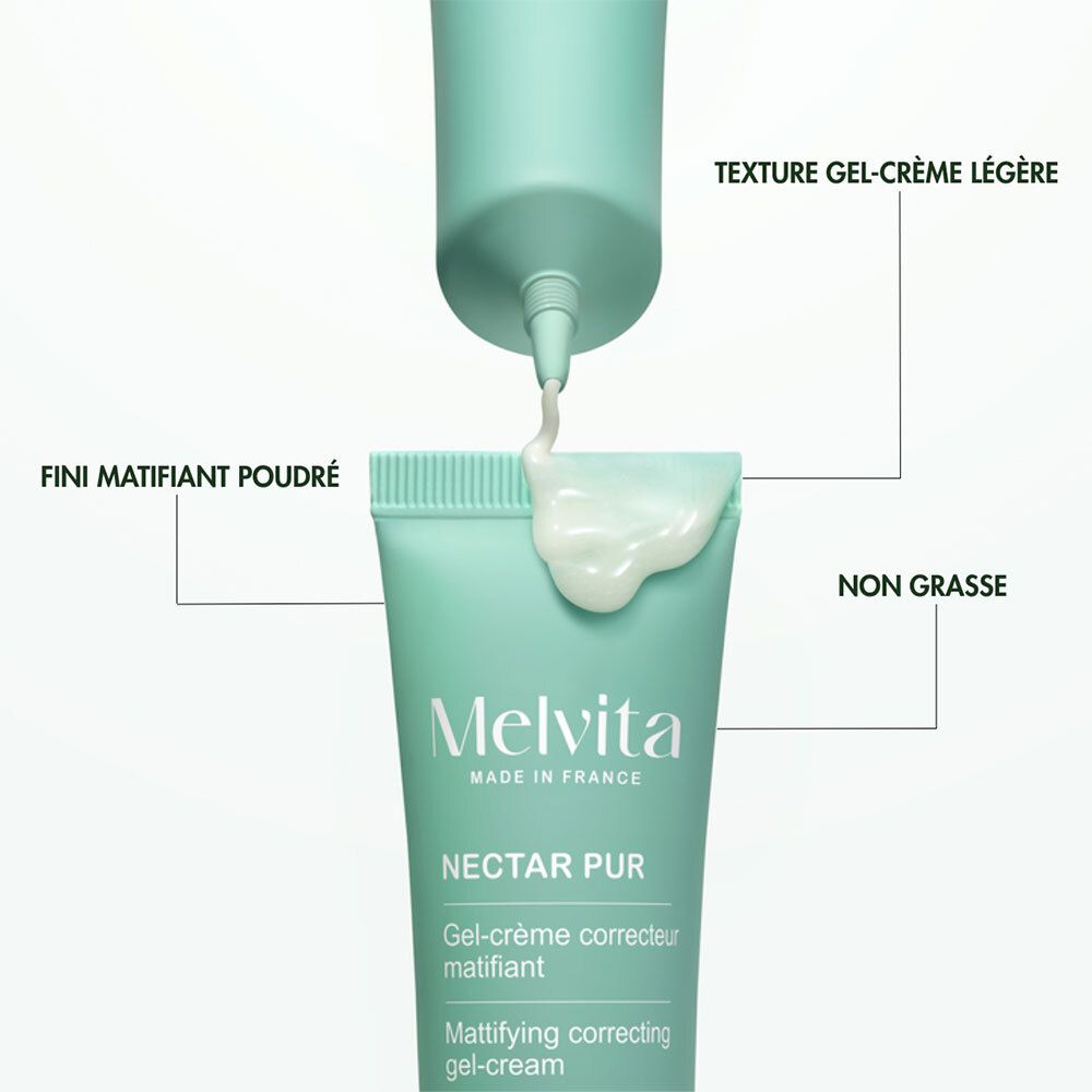 Nahaufnahme einer Tube, aus der Creme austritt. Text: Textur Gel-Crème légère, fini matifiant poudré, non grasse.