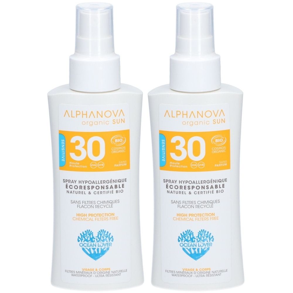 Twee witte sprayflacons met Alphanova organic SUN, SPF 30. Hypoallergeen spray, Natuur & Bio gecertificeerd. Ocean Lover logo.