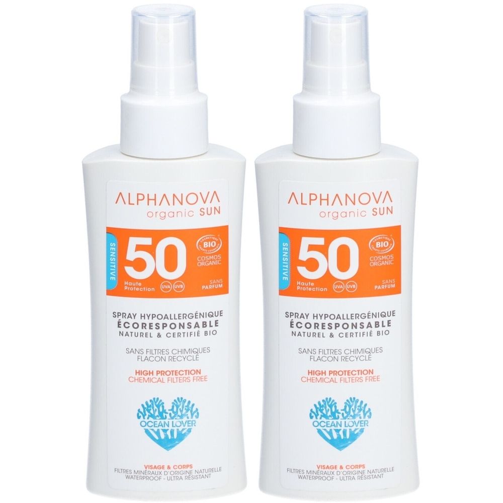 Deux flacons spray blancs avec des accents orange et bleu. Inscription : ALPHANOVA organic SUN, 50, Spray hypoallergénique.