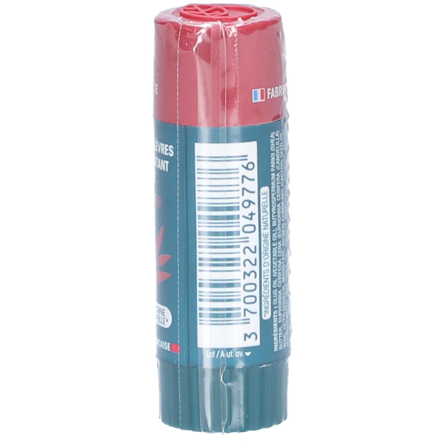 Stick lèvres avec bouchon rouge et base verte. Code-barres et ingrédients imprimés. Emballé dans une feuille transparente.