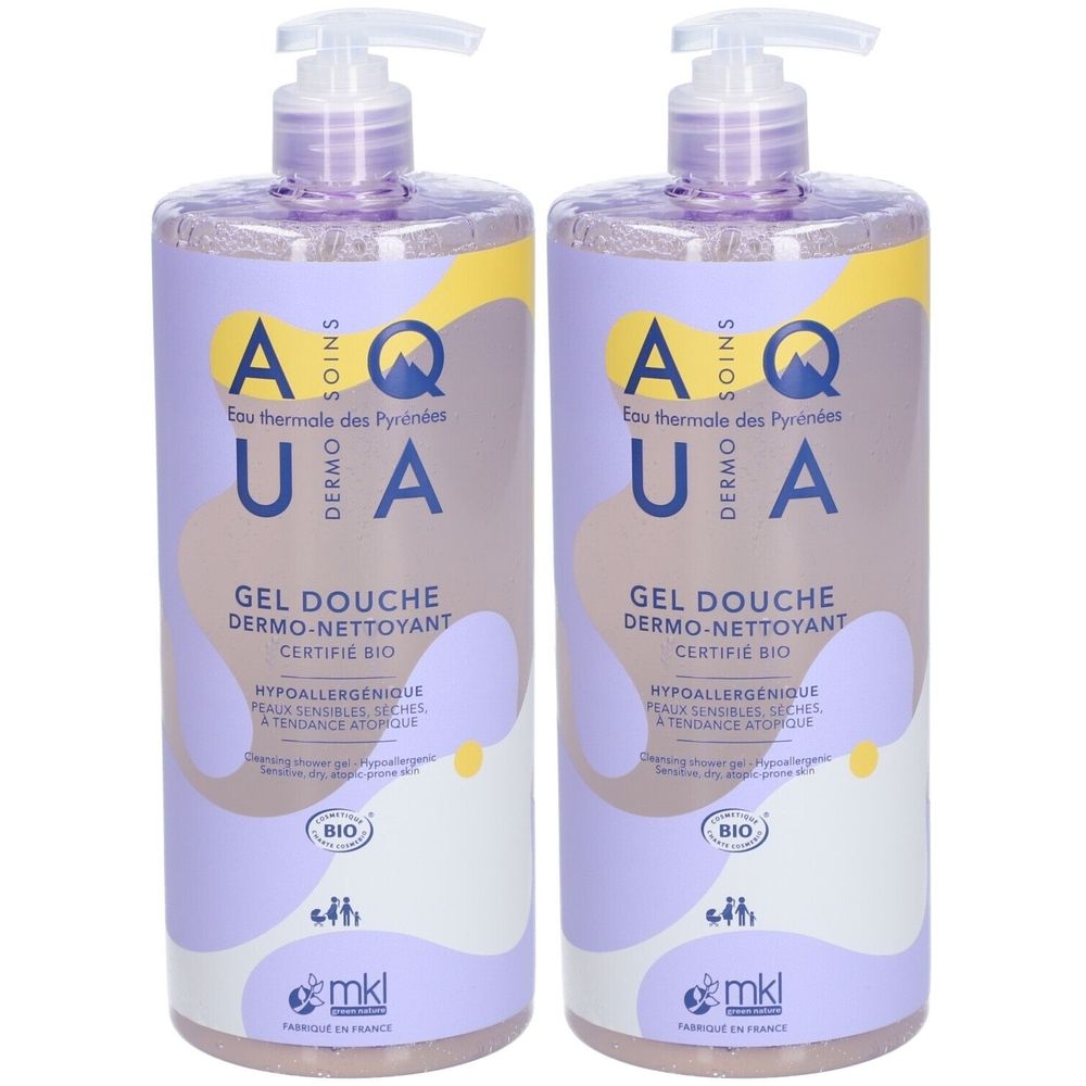 Zwei Flaschen Duschgel mit Pumpverschluss. Aufschrift: AQUA, Gel Douche Dermo-Nettoyant, Certifié Bio. Hypoallergen. Für empfindliche Haut.