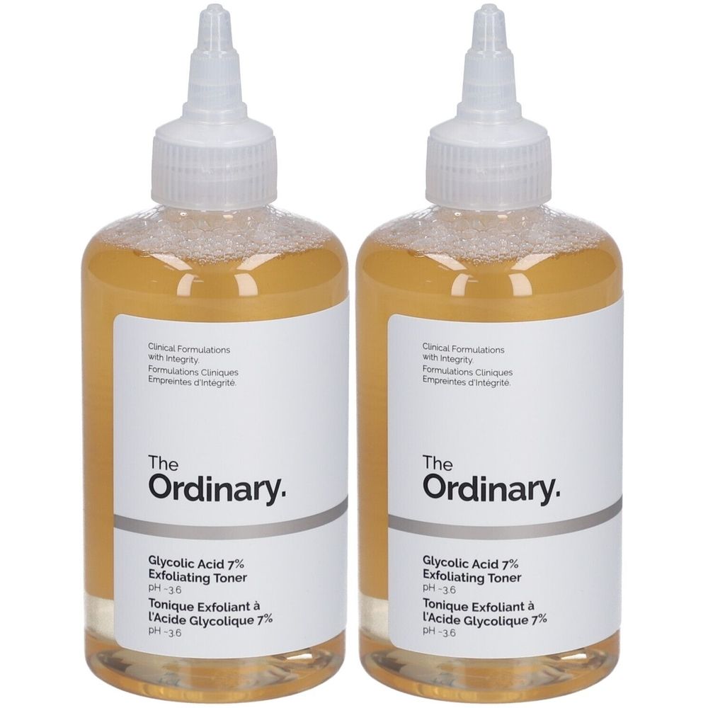 Deux flacons de liquide jaunâtre avec étiquette blanche. L'étiquette indique "The Ordinary" et "Glycolic Acid 7% Exfoliating Toner".