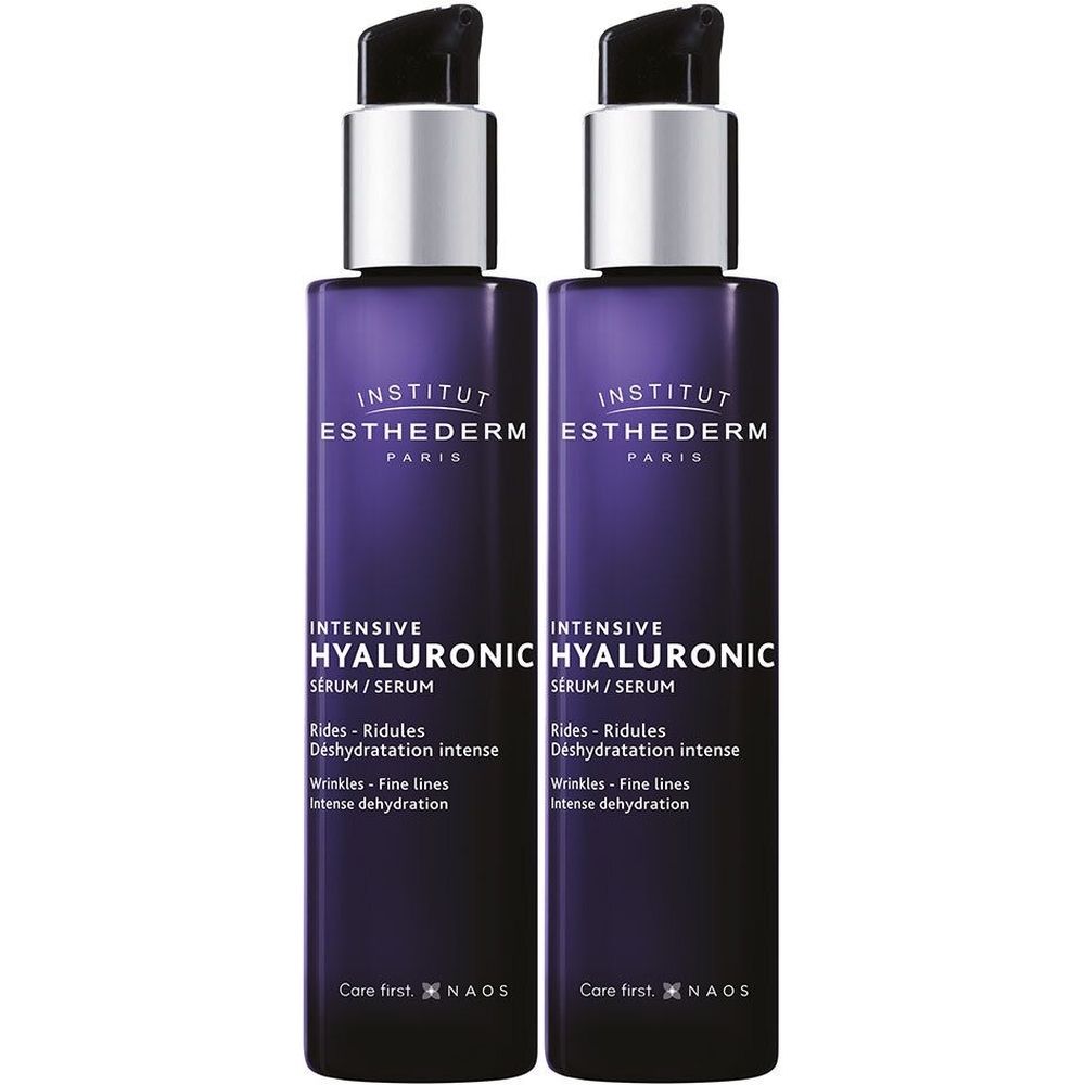 Deux flacons de sérum INSTITUT ESTHEDERM Intensive Hyaluronic. Flacons violets avec pompes argentées. Texte: Intensive Hyaluronic Sérum.