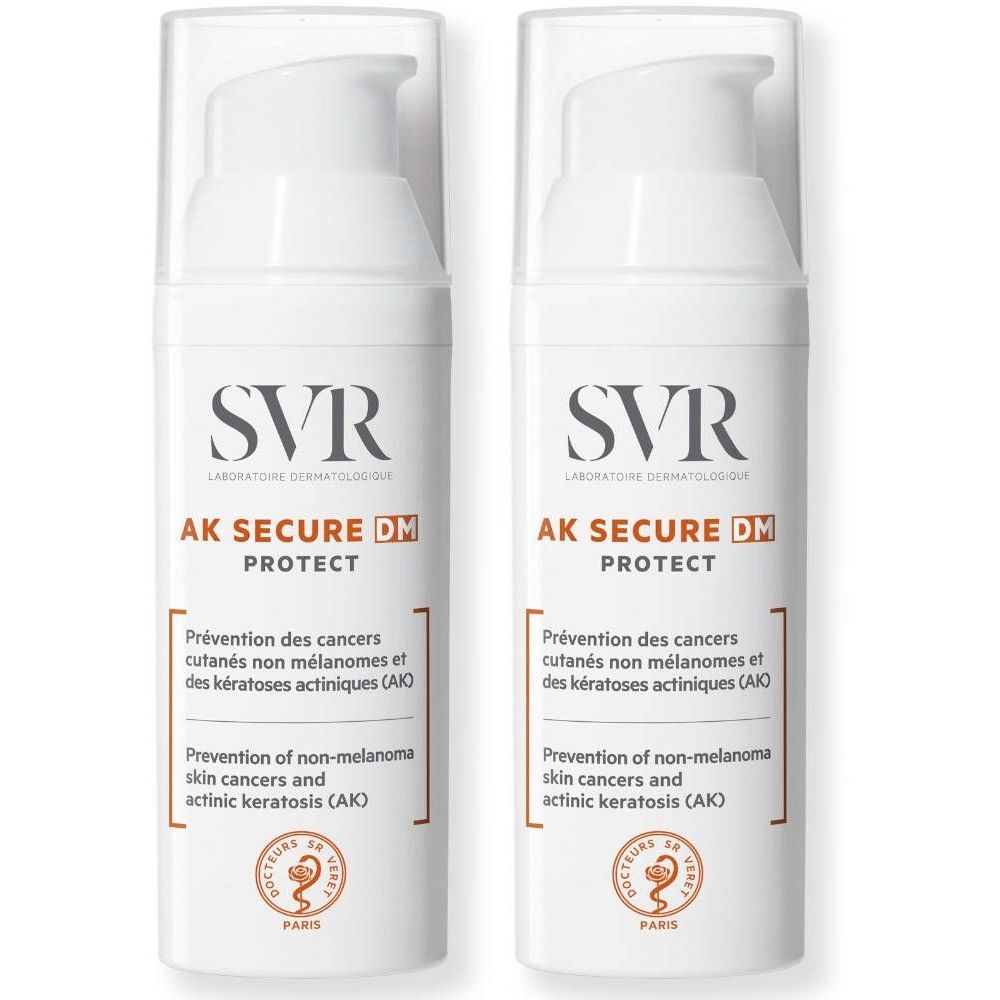 Deux flacons blancs avec pompe. Inscription : SVR, AK SECURE DM PROTECT. Texte en français et en anglais.