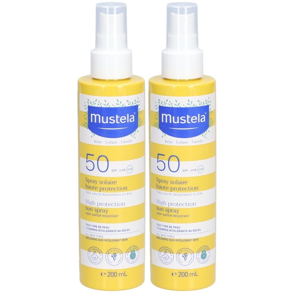 Deux flacons de spray solaire Mustela SPF 50. Design jaune et blanc à rayures. Texte: Spray solaire haute protection. Résistant à l'eau.