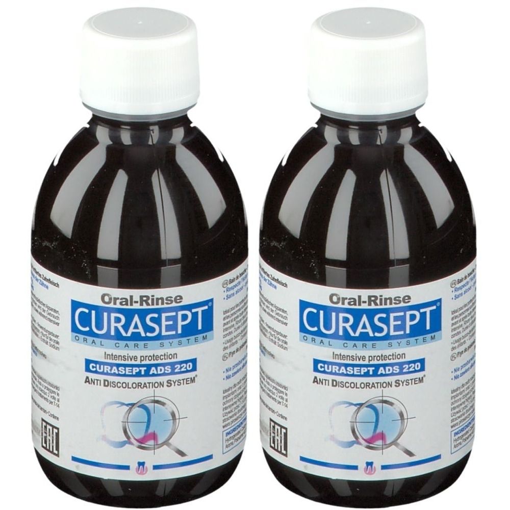 Deux flacons de bain de bouche avec bouchons blancs. L'étiquette indique "CURASEPT ADS 220".