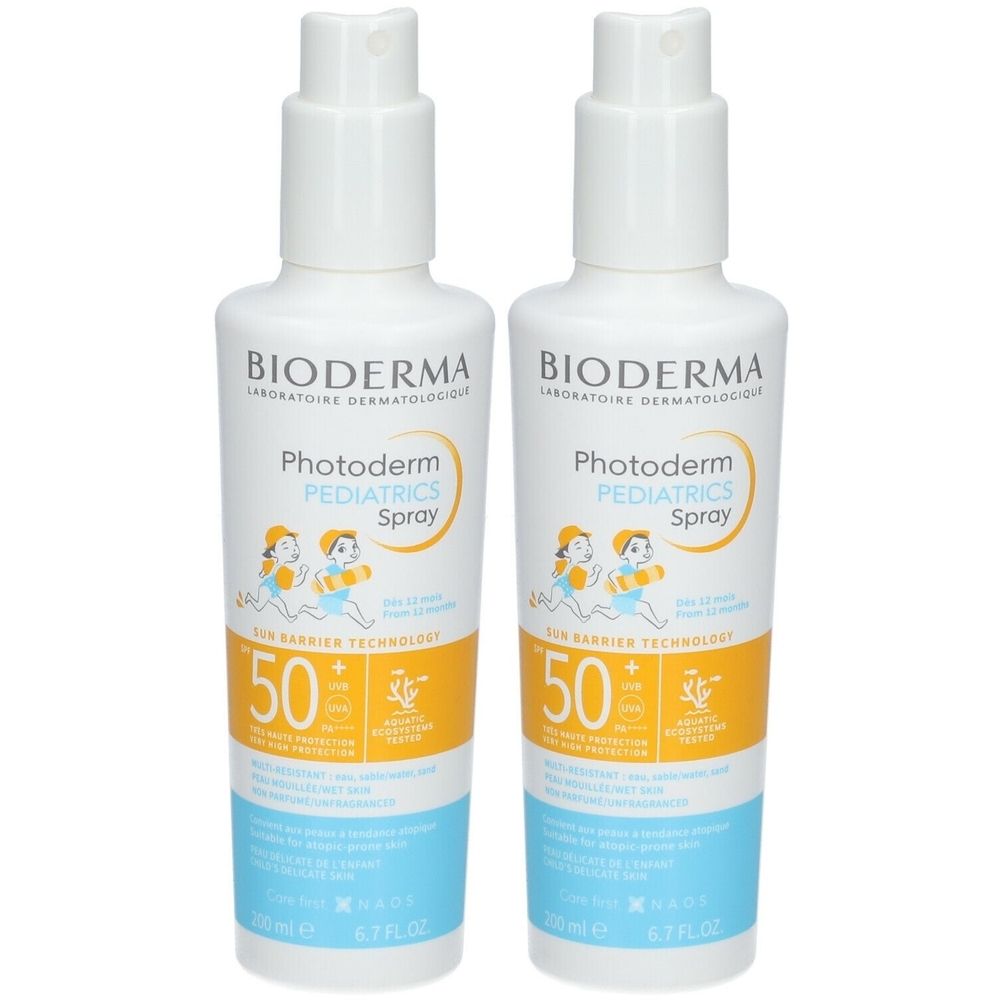 Deux flacons de spray blancs BIODERMA Photoderm PEDIATRICS Spray SPF50+. Inscription : 50, dessin d'enfants.