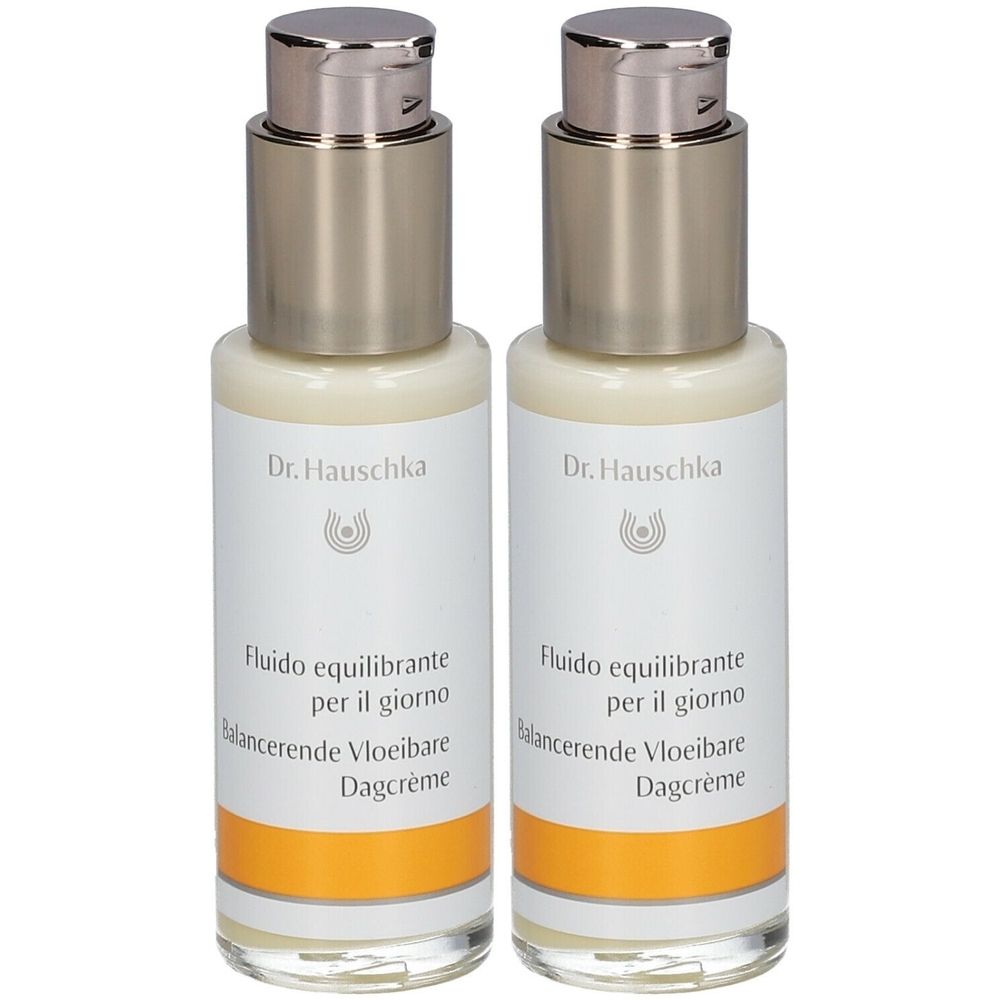 Deux flacons avec pompes argentées et étiquettes blanches. Inscription : Dr. Hauschka, Fluido equilibrante per il giorno, Balancerende Vloeibare Dagcrème.