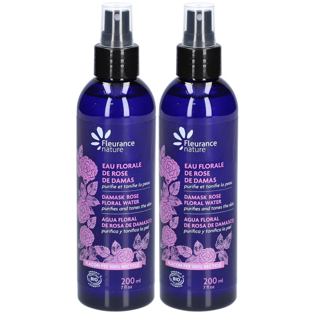 Deux flacons pulvérisateurs bleus avec étiquettes. Inscription : Eau florale de Rose de Damas. Certification bio.