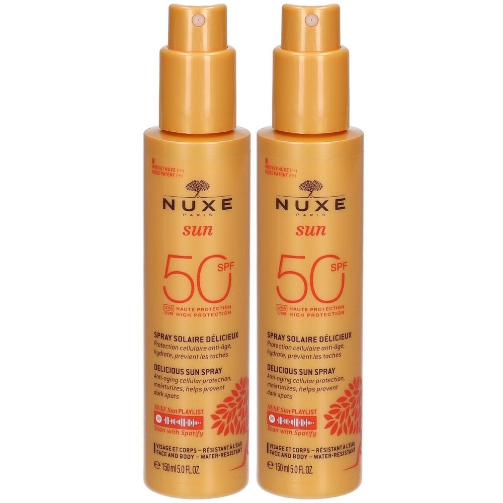 Deux sprays solaires NUXE Sun SPF 50. Inscription: Spray Solaire Délicieux. Résistant à l'eau. Flacons jaunes.